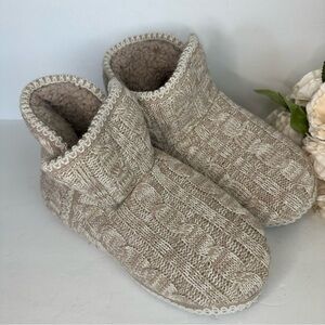Muk Luks Sz 7-8 Leigh‎ Beige Slippers